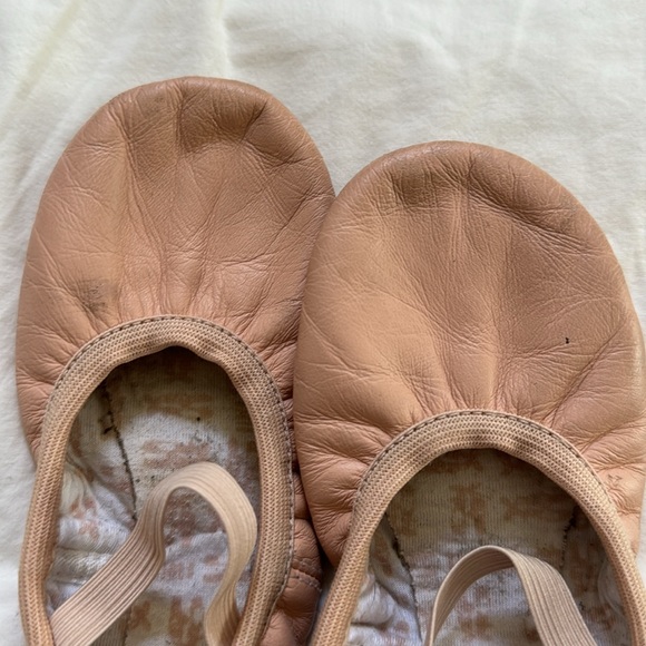 BLOCH Leather Ballet Shoes, girls. Good used condition. Great pair for practice. - Picture 2 of 4